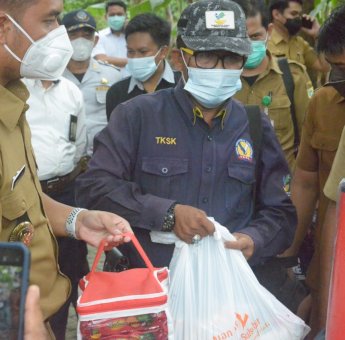 Bupati Andi Seto Salurkan Bantuan untuk Warga Terdampak Banjir di Sinjai Utara
