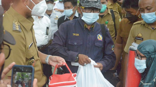 Bupati Andi Seto Salurkan Bantuan untuk Warga Terdampak Banjir di Sinjai Utara
