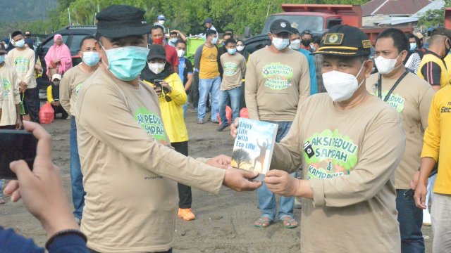 Asisten I Pemkab Sinjai Andi Zainal Arifin Nur, saat menerima buku dari kepala UP3 Suma, Dr. Ir. Darhamsyah.