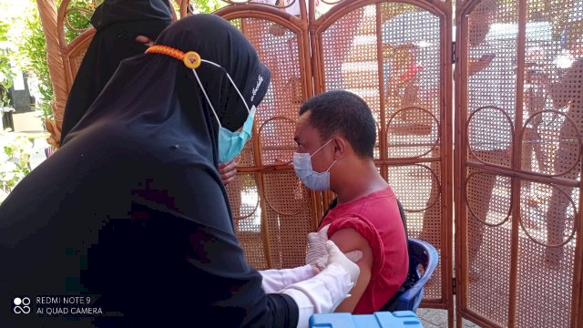 Salah satu warga Kabupaten Gowa saat mengikuti layanan vaksinasi massal di salah satu kecamatan belum lama ini. (Chaerani)