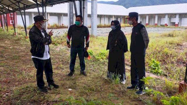Bupati Luwu Timur, Budiman saat melakukan peninjauan bangunan Pusat Niaga Malili, Sabtu (17/7/2021) pagi