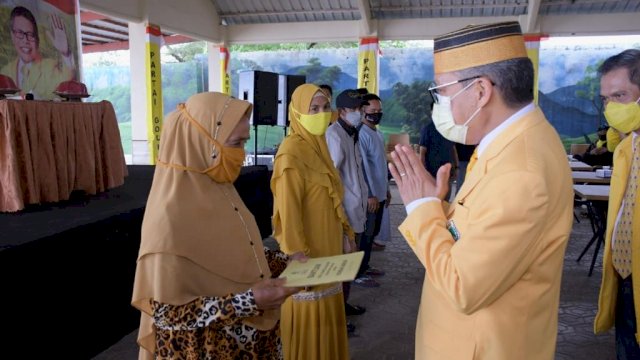 Ketua DPD I Partai Golkar Sulsel Taufan Pawe, menyerahkan secara simbolis bantuan uang tunai kepada pelaku UMKM di Kabupaten Takalar, Sabtu (17/07/2021).