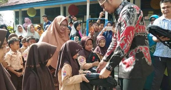 Ditengah Refocusing Anggaran, Pemkab Sinjai Tetap Jalankan Program Pemberian Seragam Sekolah Gratis