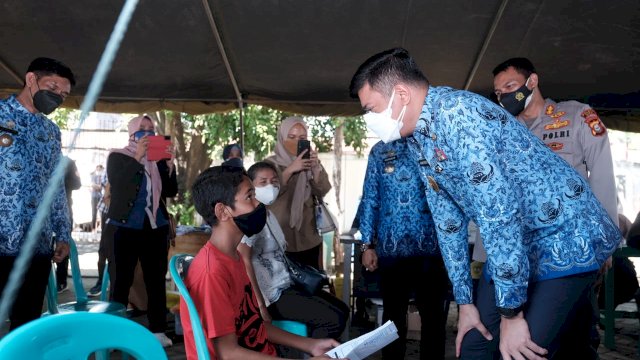 Bupati Gowa Adnan Purichta Ichsan, saat memantau proses Vaksinasi Polres Gowa, Senin (19/07/2021).