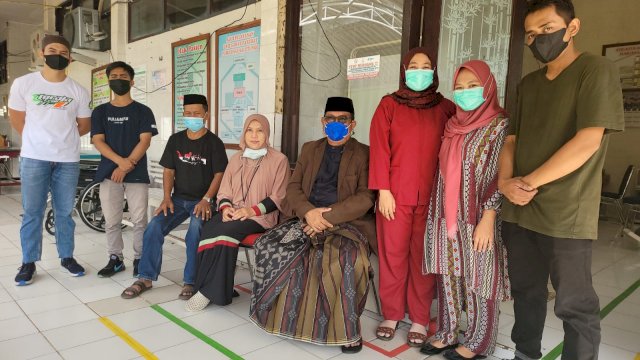 Wakil Bupati Soppeng Luthfi Halide, bersama para tenaga Medis di Laborstorium Kesehatan Daerah (Labkesda) Kabupaten Soppeng, Selasa (20/07/2021).