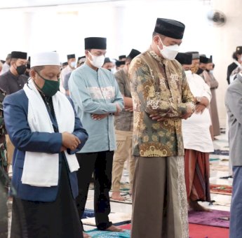 Bupati Adnan Gowa Salat Idul Adha 1442 H di Masjid Agung Syekh Yusuf Dengan Prokes Ketat