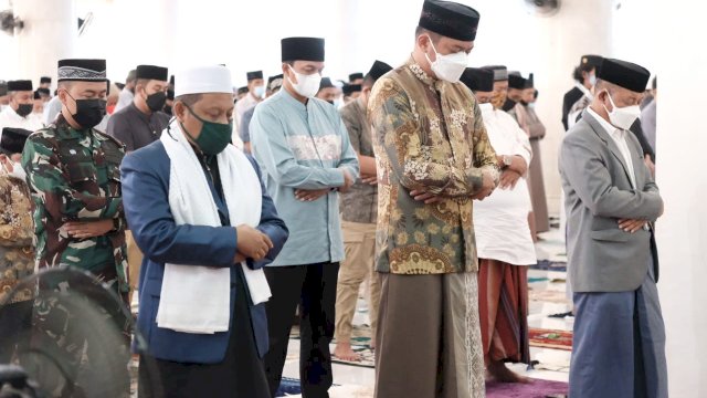 Bupati Adnan Gowa Salat Idul Adha 1442 H di Masjid Agung Syekh Yusuf Dengan Prokes Ketat