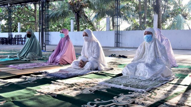 Bupati Luwu Utara Indah Putri Indriani, bersama keluarga melaksanakan shalat Iduladha di kediaman pribadinya. Selasa (20/07/2021)