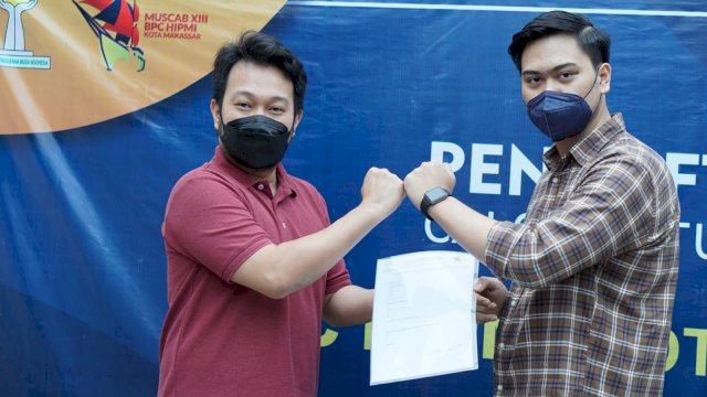 Muhammad Nidal Rusdin (kanan) saat melakukan pengambilan formulir pendaftaran bakal calon ketua BPC HIPMI Kota Makassar, Rabu (21/7/2021).