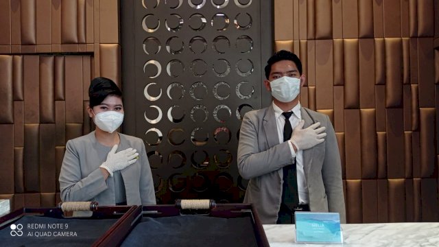 Karyawan Melia Hotel Makassar saat menyambut para tamu. (Chaerani)