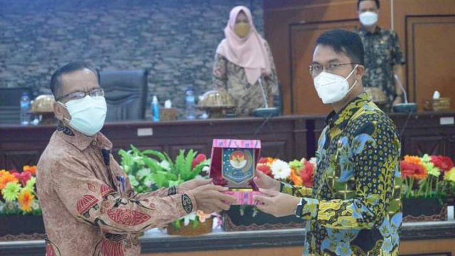 Koordinator Widiaswara PKA, Kaharuddin Sarjono (kiri) saat memberikan cendera mata Kepada Bupati Sinjai, Andi Seto Gadhista Asapa usai menerima rombongan peserta pelatihan, Kamis (22/7/2021).