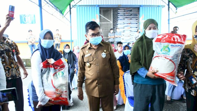 Bersama Bulog, Wali Kota Palopo Launching Bantuan Beras KPM