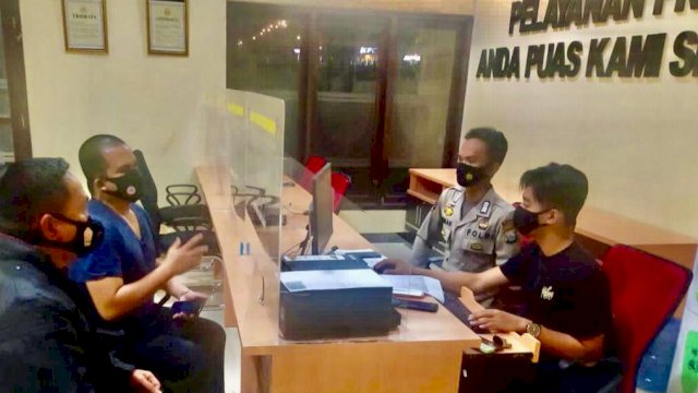 MELAPOR. Komisaris Klinik WMC Makassar Wachyudi Muchsin, melaporkan dua oknum yang mengaku wartawan media online ke Polda Sulsel terkait dengan dugaan penyebaran berita hoaks berujung pemerasan, Minggu (18/7/2021). foto: istimewa