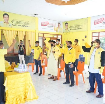 Golkar Parepare Beri Bantuan Makanan dan Vitamin ke Pasien Isolasi Mandiri Covid-19