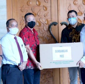 MCC Serahkan Bantuan Vitamin untuk Tenaga Kesehatan dan Masyarakat Makassar