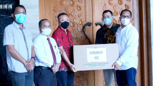 MCC Serahkan Bantuan Vitamin untuk Tenaga Kesehatan dan Masyarakat Makassar