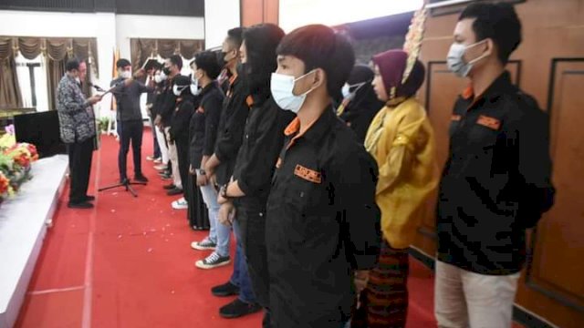 Asisten Administrasi Pemerintahan dan Kesra Setkab Sinjai Zainal Arifin Nur, melantik Pengurus Kesatuan Mahasiswa Sinjai (KMS) Universitas Negeri Makassar (UNM) periode 2021-2022, di Ruang Pola Kantor Bupati, Sabtu (24/7/2021).