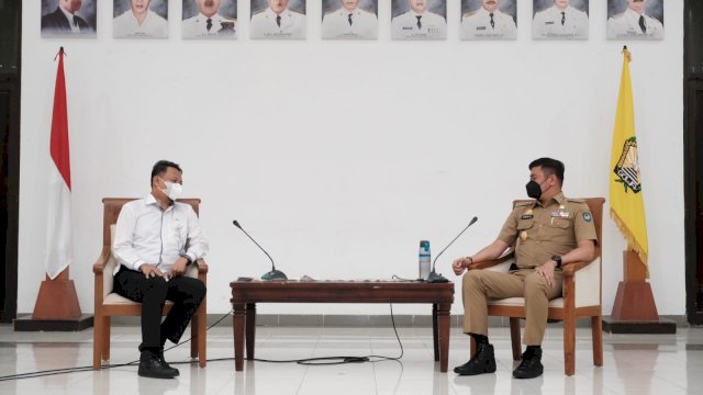 Bupati Gowa Adnan Purichta Ichsan, menerima Kepala BPJS Ketenagakerjaan Cabanh Makassar Hendrayanto, di Baruga Karaeng Galesong, Senin (26/07/2021).