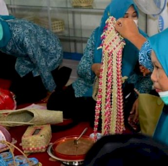 Kunjungi Kelompok Usaha Anyaman Daun Lontar, Andi Nurhilda Janji Tingkatkan Industri Rumahan Warga Sinjai
