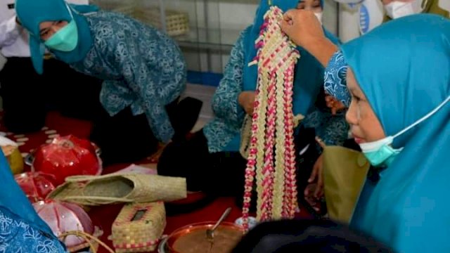 Kunjungan Ketua TP PKK Sinjai Andi Nurhilda Daramata Seto, di Kelompok Usaha Anyaman Daun Lontar di Desa Sinjai, Kecamatan Sinjai Timur, Rabu (28/09/2021).