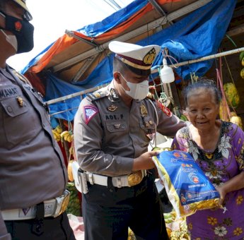 Gerakan Peduli PKL, Ditlantas Polda Sulsel Borong Dagangan dengan Harga 10 Kali Lipat