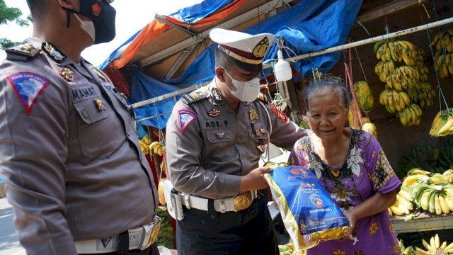 Gerakan Peduli PKL, Ditlantas Polda Sulsel Borong Dagangan dengan Harga 10 Kali Lipat