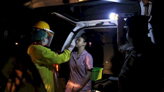 Langgar Prokes Saat PPKM di Gowa, 12 Warga Langsung di Swab