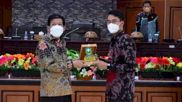 Bupati Sinjai, Andi Seto Asapa (kanan) saat menerima kunjungan kerja Pansus Ranperda penyelenggaraan bantuan hukum DPRD Sulawesi Selatan, Jumat (30/7/2021).