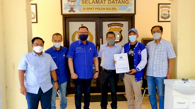 Ketua DPD Partai Demokrat Sulawesi Selatan, Ni'matullah Erbe didampingi sejumlah pengurus saat melaporkan Wakil Menteri Desa, Pembangunan Daerah Tertinggal dan Transmigrasi, Budi Arie Setiadi ke Polda Sulsel, Sabtu (31/7/2021).