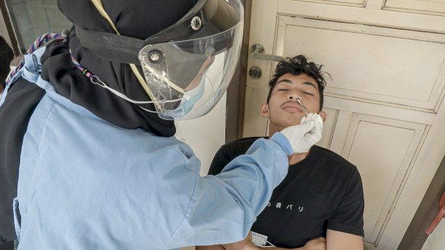 Pemain PSM Makassar, Aji Kurniawan menjalani tes swab antigen jelang laga uji coba PSM vs OTP 37 Mamuju, Minggu (4/7/2021).