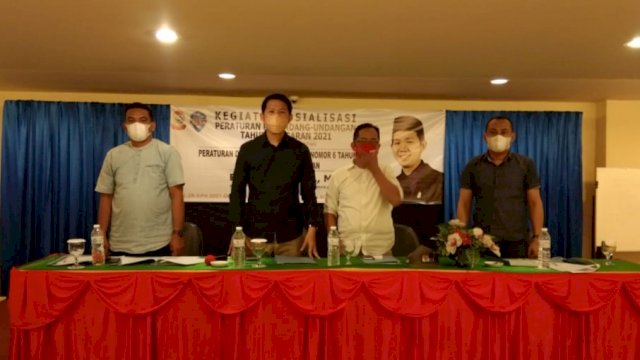Anggota DPRD Kota Makassar, Eric Horas (kedua dari kiri) saat menyosialisasikan Perda nomor 6 tahun 2019 tentang kepemudaan, Senin (28/06/2021) malam. 