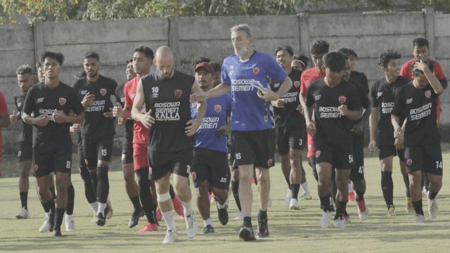 Pelatih anyar PSM Makassar, Milomir Seslija (tengah) saat memimpin latihan rutin timnya di Lapangan Bosowa Sport Center (BSC), Kamis (8/7/2021).