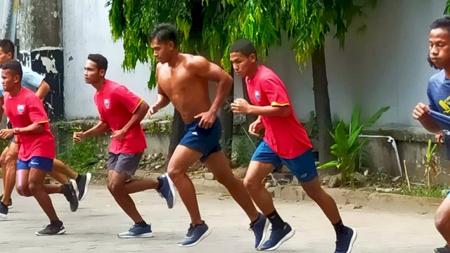 Atlet PON XX Sulawesi Selatan cabang sepak bola saat berlatih belum lama ini.