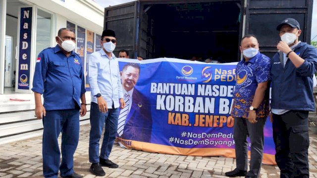 Rombongan DPW NasDem Sulsel saat menyerahkan bantuan untuk korban banjir di Kabupaten Jeneponto, Jumat (9/7/2021).