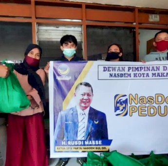 Jumat Berbagi, NasDem Makassar Bagi Ratusan Sembako ke Warga yang Tak Mampu
