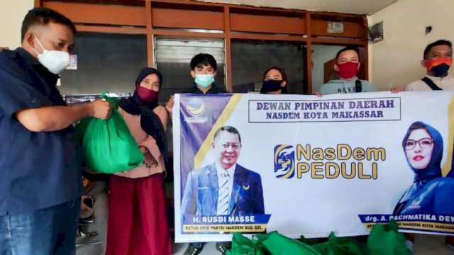 Pengurus DPD NasDem Kota Makassar menggelar aksi sosial 'Jumat Berbagi' di tiga titik di Kota Makassar, Jumat (9/7/2021).