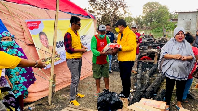 Pengurus DPD II Partai Golkar Bulukumba saat menyerahkan bantuan kepada korban musibah kebakaran di Lingkungan Battuppi, Kelurahan Bintarore, Kecamatan Ujung Bulu, Bulukumba, Minggu (11/7/2021).