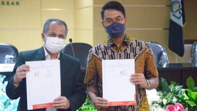 Bupati Sinjai, Andi Seto Gadhista Asapa (kanan) saat penandatanganan kerjasama Tridarma Perguruan Tinggi dengan Universitas Negeri Islam (UIN) Alauddin Makassar, Senin (12/7/2021).