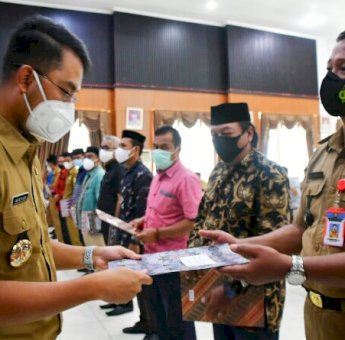 Bupati Sinjai Serahkan SK Pemberhentian 47 Kepala Desa