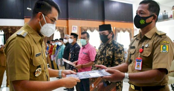 Bupati Sinjai Serahkan SK Pemberhentian 47 Kepala Desa