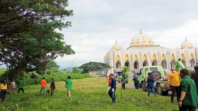 Jajaran Pemerintah Kabupaten (Pemkab) Sinjai melaksanakan kerja bakti massal di kawasan Islamic Center Lingkungan Tanassang Kelurahan Alehanuae, Kecamatan Sinjai Utara, Jumat (16/7/2021).