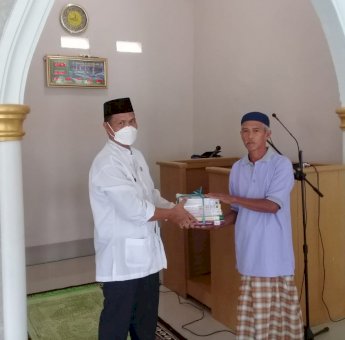 Kembangkan Literasi, Dinas Perpustakaan Sinjai Serahkan Bantuan Buku ke Pengurus Masjid Babussalam