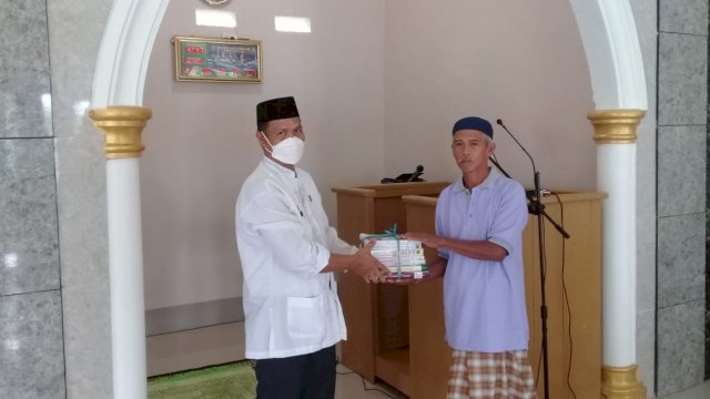 Kepala Dinas Perpustakaan Daerah dan Kearsipan Kabupaten Sinjai, Dr Mansyur mengunjungi Masjid Babussalam di Dusun Lita-litae, Desa Gareccing, Kecamatan Sinjai Selatan, Sabtu (17/7/2021).