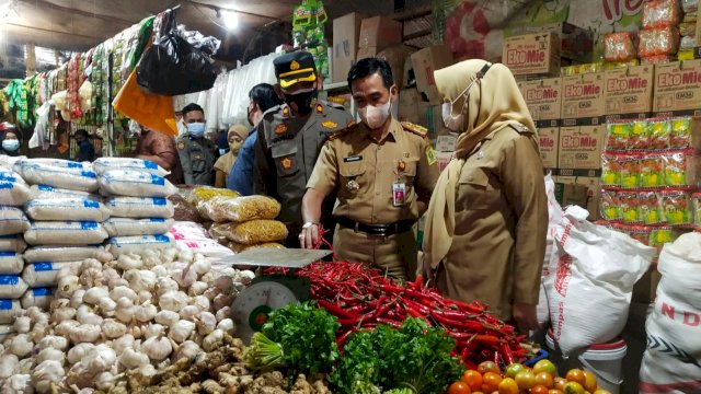 Wakil Bupati Sinjai, Andi Kartini Ottong saat memantau perkembangan harga bahan pokok di Pasar Sentral Sinjai, Senin (19/7/2021).