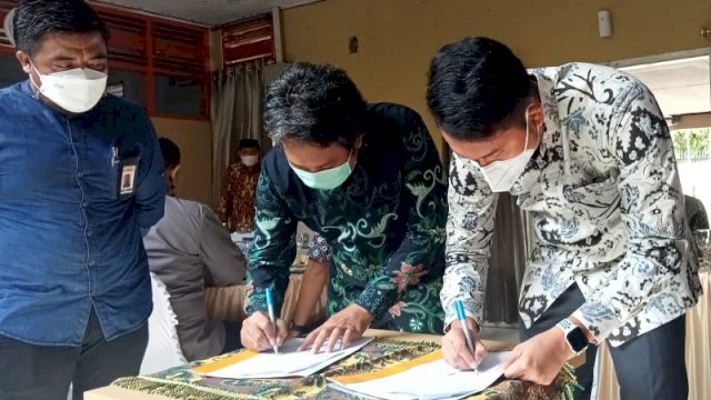 Ketua KPU Sinjai, Muhammad Naim (tengah) bersama Bupati Sinjai, Andi Seto Asapa saat melakukan penandatanganan MoU pelaksanaan Desa Peduli Pemilu dan Pemilihan (DP3), Jumat (23/7/2021).