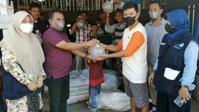 Kepala Dinas Perikanan Kabupaten Sinjai, Haris Achmad saat menyalurkan benur atau benih udang windu kepada kelompok pembudidaya ikan (pokdakan) yang ada di Kabupaten Sinjai, Sabtu (24/7/2021).