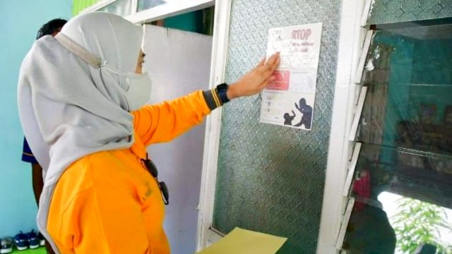Ketua TP-PKK Kabupaten Sinjai, Andi Nurhilda Daramata Seto saat melakukan kampanye menolak kekerasan pada wanita dan anak, Sabtu (24/7/2021).