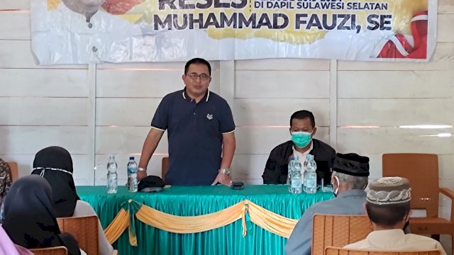 Anggota DPR RI Muhammad Fauzi berbicara dihadapan masyarakat Desa Komba Kecamatan Rongkong, saat menggelar reses. Sabtu (24/07/2021)