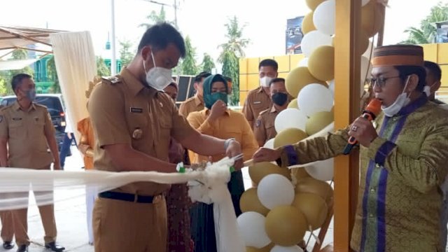 Bupati Sinjai, Andi Seto Gadhista Asapa saat menghadiri launching Toko Serba Serbi Sinjai, Selasa (27/7/2021).