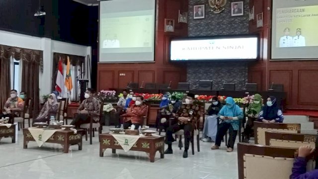 Bupati Sinjai Andi Seto Gadhista Asapa, Wakil Bupati Sinjai Andi Kartini Ottong dan beberapa kepala OPD lingkup Pemkab Sinjai saat mengikuti penyerahan penghargaan kabupaten/kota layak anak secara virtual di Ruang Pola Kantor Bupati Sinjai, Kamis (29/7/2021).